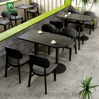 Ensemble table et chaises de café rétro, tables en bois et chaises en cuir noir, adapté aux restaurants commerciaux et aux cafés