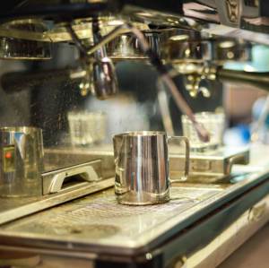 Jarra <span class=keywords><strong>para</strong></span> espumar leche de 12oz y 350ml con jarra humeante de acero inoxidable 304 Espresso con marca de garrapata con bolígrafo decorativo Latte Art - Product Image 5