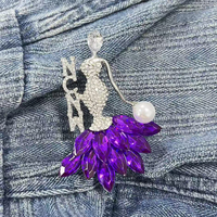 Broche en strass violet et blanc pour fille dansante, sororité NCNW, « Classy Lady »