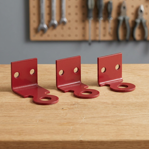 Cadenas de sécurité en acier rouge avec base de connexion Unistrut pour fixation au sol et support de cadre en béton - Product Image 2