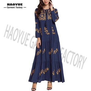 Vêtements islamiques modernes, robe longue plissée marine avec broderie <span class=keywords><strong>de</strong></span> feuilles, abaya plissée avec feuilles - Product Image 1