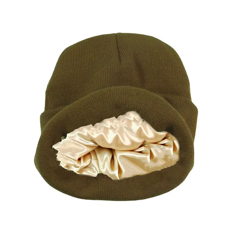 Yeni tasarım ipek kaplı kış örgü şapkalar kasketleri saten kaplı örgü bere Unisex şapka kap saten ile özel Logo ile kaplı