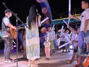 แท่งไฟ LED กระพริบ3โหมดสำหรับงานแต่งงานคอนเสิร์ตคริสต์มาสฮาโลวีนปาร์ตี้อุปกรณ์โฟมเรืองแสง - Product Image 3