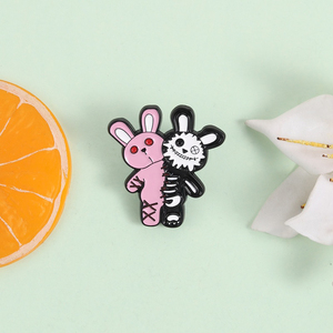 Pin de esmalte de conejo de terror adorable, broche gótico de conejito espeluznante cosido, insignia de solapa, regalo de joyería - Product Image 1