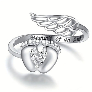 Anello con Design a Impronta di Piedino d'Angelo per Donne - Product Image 1