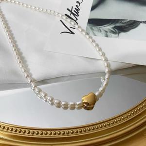 Collier en perles d'eau douce de millet naturel, polyvalent, pour clavicule, cadeau pour meilleure amie, avec pendentifs et breloques au tempérament doux et plein d'amour - Product Image 4