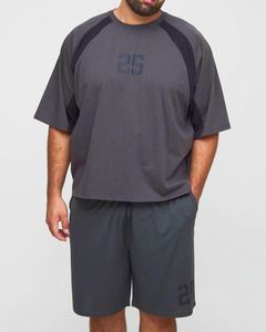 Conjunto de 2 piezas de camiseta oversize negra con estampado global y pantalón corto de baloncesto para hombre, chándal liso - Product Image 1