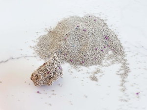 Lettiera per Gatti in Bentonite Sferica 5L, Agglomerante Rapido, Ecologica, Profumata alla Lavanda, a Bassa Polvere, 99% Senza Polvere, Altamente Assorbente, Gratuita - Product Image 3