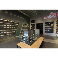 Maßgefertigte Hochwertige Herren-Sportschuh-Vitrine Einzigartiges Design Edelstahl Gehärtetes Glas Baishida Marken-Schaukasten