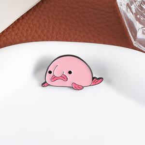 Broche en alliage de zinc émaillé en forme de poisson Blobby rose, mignonne, en métal, pour sac à dos, revers, bijou, cadeau pour enfant et ami - Product Image 3