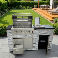 Unité de cuisine extérieure avec barbecue à gaz intégré, comptoir en pierre culturelle empilée, réfrigérateur à vin, armoire à tiroirs, station de cuisson pour jardin