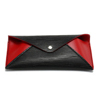 Conception de luxe personnalisée en usine pochette à lunettes en forme de messager en PU avec fermeture à bouton pour la collection de lunettes de soleil d'occasion