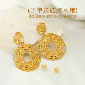 Pendientes colgantes geométricos dorados con diseño de disco calado para mujer, para uso diario - Product Image 3