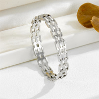 Bracelet en fer inaltérable et étanche avec accents de diamants, motifs ajourés, accessoire haut de gamme sophistiqué, minimaliste et chic