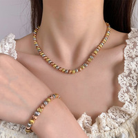 Vente en gros de colliers de style rétro pour femmes, ensemble polyvalent de bracelets porte-bonheur à la mode avec chaîne de perles dorées par galvanoplastie