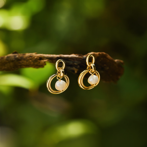 Boucles d'oreilles pendantes classiques pour femmes, avec perle, plaquées or PVD, en acier inoxydable 316L, durables et résistantes - Product Image 3