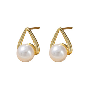 Boucles d'oreilles clous en fausses perles en forme de goutte d'eau, plaquées or 18 carats, en alliage de zinc, bijoux de mode pour soirée - Product Image 5