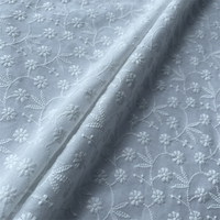 Tissu blanc confortable à motif de petites fleurs, tissu brodé Floral tissé 100% coton 135gsm pour robe chemisier fille