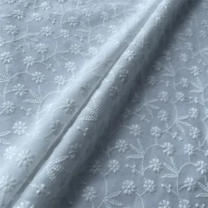 Çin fabrika rahat beyaz küçük çiçek desen % 100% pamuk 135gsm dokuma çiçek nakış kumaş elbise kızın bluz