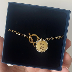 Bracelet à fermoir à bascule personnalisable en acier inoxydable plaqué or 18 carats avec disque en zircon gravable, bijou à breloque ronde personnalisée - Product Image 2