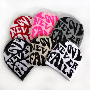 LOVE NEVER FAILS Hip-Pop Slogan Unisexe Y2K Bonnet à la mode en tricot élastique pour femmes/hommes Crâne chaud C pour le cyclisme d'hiver - Product Image 3