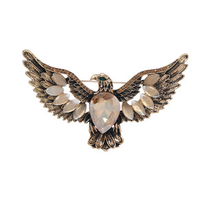 Broche de Strass com Águia em Asas Deslizantes, Banhado a Ouro Antigo, Estilo Vintage, Robusto e Marcante, para Eventos Noturnos e Galas - Product Image 6