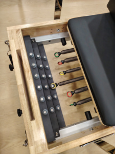 Высококачественный, прочный, регулируемый, экологичный многофункциональный пилатес-реформер Lenton из дуба с большой кроватью для здоровья - Product Image 2