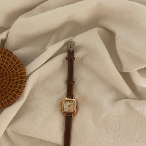 Relojes coreanos simples a la moda para mujer, reloj cuadrado pequeño estilo Ins, reloj de cuarzo con correa fina y esfera pequeña literaria de la Academia - Product Image 4