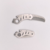 Peigne à barbe pliable en acier inoxydable 304 avec gravure laser personnalisée du logo, masseur du cuir chevelier pour les soins des cheveux