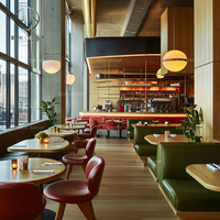 Modernes Holz-Esszimmer-Set mit quadratischen Lederstühlen, Tisch, Sofa und Sitzbank für Cafés und Restaurants