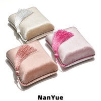 Nouvelle boîte à bagues en velours personnalisée avec logo et pompon, boîte à bijoux portable pour mariage, fiançailles, présentation en magasin, emballage cadeau