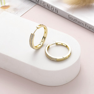 Pendientes Huggie Chapados en Oro con Doble Hilera de Circonitas, Forma Geométrica, para Uso Diario - Product Image 3