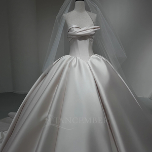 Vestido de Novia Moderno Minimalista NT02 de Satén con Escote Corazón, Estilo Imperio, con Apliques Florales de Cristal y Cola Capilla - Product Image 3