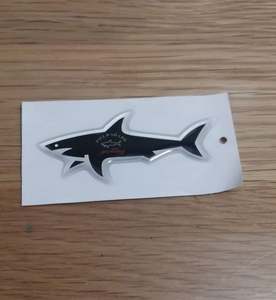 Autocollant en PVC écologique, motif requin de dessin animé, imperméable, imprimé UV, vernis brillant, décorations de mode pour les vacances de juillet, Gertrude CP - Product Image 1