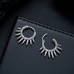 Pendientes de Aro con Púas de Acero Quirúrgico, Hipoalergénicos, Estilo Punk Gótico, Diseño Huggie, Accesorio de Moda Unisex, Regalo para Hombre - Product Image 1