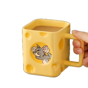 Taza de Cerámica Tom y Jerry con Diseño de Queso y Asa, Perfecta para Regalos, Primavera 2025 - Product Image 1