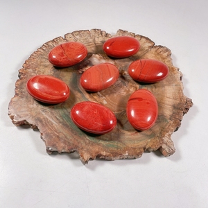 Statuetta Ovale Mini in Diaspro Rosso Huiying, Pietre Curative Colorate per Decorazione Casa - Product Image 2