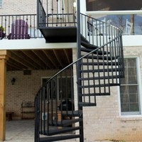Escalier extérieur moderne en colimaçon à structure en acier pour villas Duplex Colonne centrale durable pour balcon en plein air Loft Métal