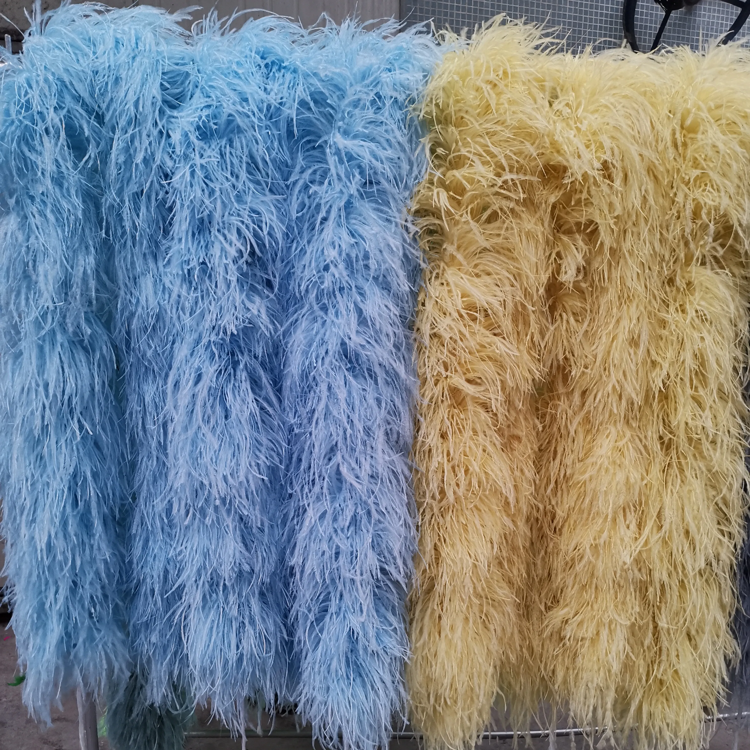 Fornitore di prodotti in piuma di fabbricazione colorata su misura Boa di piume di struzzo 3ply per fai da te Costume da ballo festa di Halloween