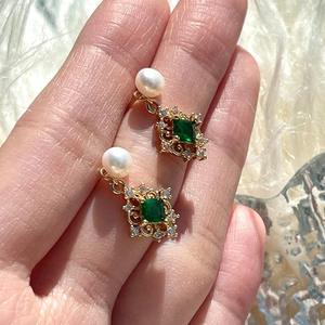 Orecchini pendenti vintage placcati in oro con zirconi verdi e perle finte per gioielli da festa da donna - Product Image 5