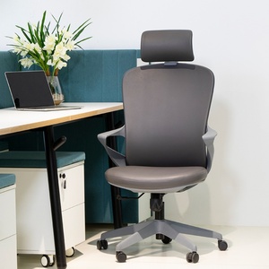 Chaise de bureau ergonomique de style moderne, grise, à dossier haut, avec réglage de la hauteur, en maille et accoudoirs, conçue en usine - Product Image 1
