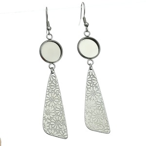 ต่างหูสแตนเลสทรงหยดน้ำพร้อมจี้ลายดอกไม้สำหรับสวมใส่ทุกวัน - Product Image 4