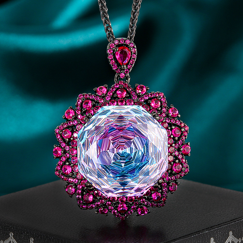 Colgante de diamantes negro, dorado, rosa y azul con cadena Chopin.