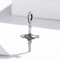 Pendentif religieux en forme de croix plaqué argent avec motif rose, cadeau unisexe