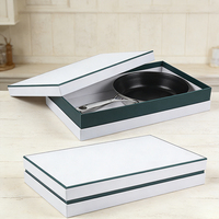 Emballage en carton rigide blanc grand format pour ustensiles de cuisine à cadre fin, imprimé numériquement avec blocs de couleur, en matériaux recyclés et recyclables