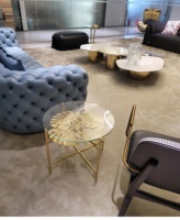 Table d'appoint moderne en or avec feuille de Monstera et surface en verre fumé, table d'appoint de luxe en acier avec pieds texturés pour salon
