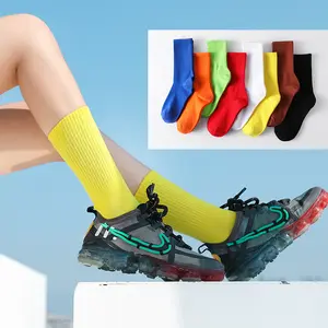 ถุงเท้าผ้าคอตตอนสำหรับผู้ชายและผู้หญิงถุงเท้าลูกเรือสีสันสดใสออกแบบโลโก้แฟชั่นได้ตามต้องการ
