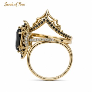 Bague de promesse tendance en or K avec motif corbeau sorcière, sertie de moissanite noire hexagonale 6x8, personnalisable, pour femme, vente en gros - Product Image 4