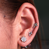 Clous de piercing labret en titane TT ASTM F136 16G avec incrustation de zircone cubique en forme de croix, qualité implant G23, pour oreille, tragus, hélix, cartilage, bijoux de piercing corporel