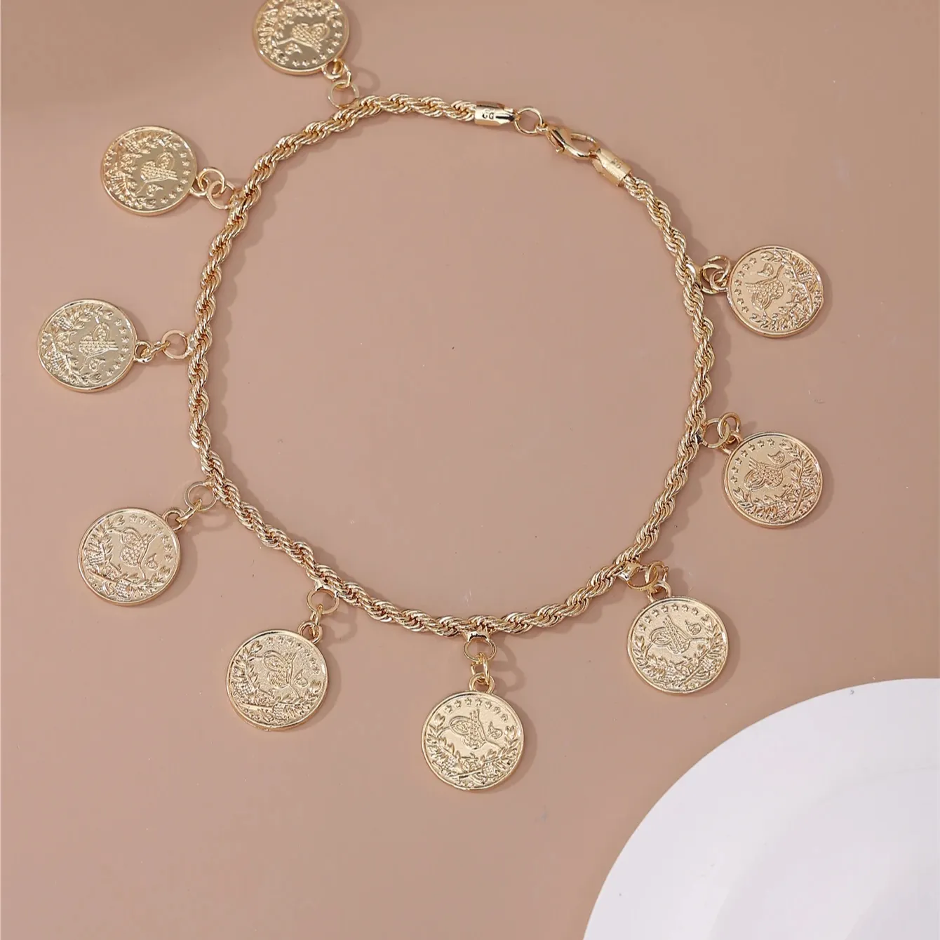 9 개의 실버 동전은 고귀한 분위기를 입는 여성을위한 팔찌 금 아연 합금 재료를 형성하도록 연결되어 있습니다.